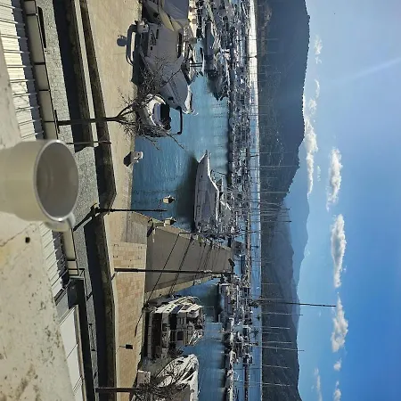 Sur Le Port *