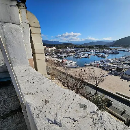 Sur Le Port *