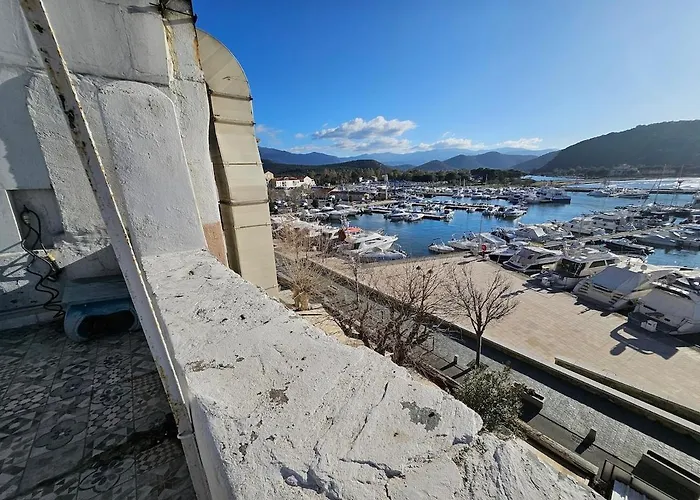 Sur Le Port *